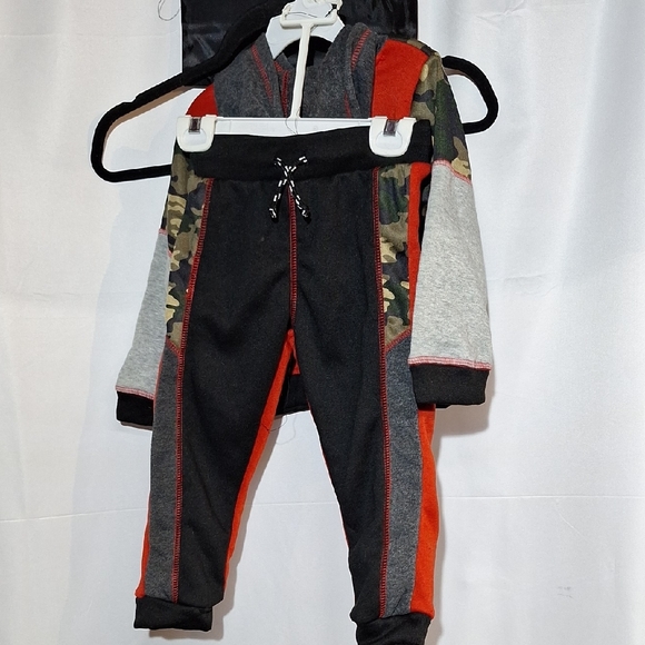 Kids Black and Red Hoodie Set with Camouflage Sleeves 2T - Picture 4 of 5